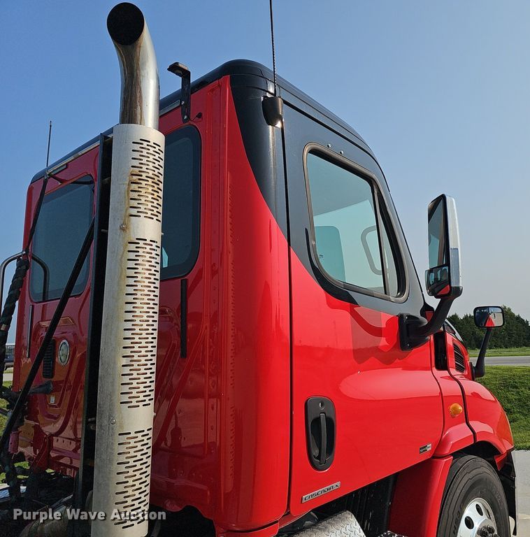 image for item DP6594 2012 Freightliner Cascadia semi truck