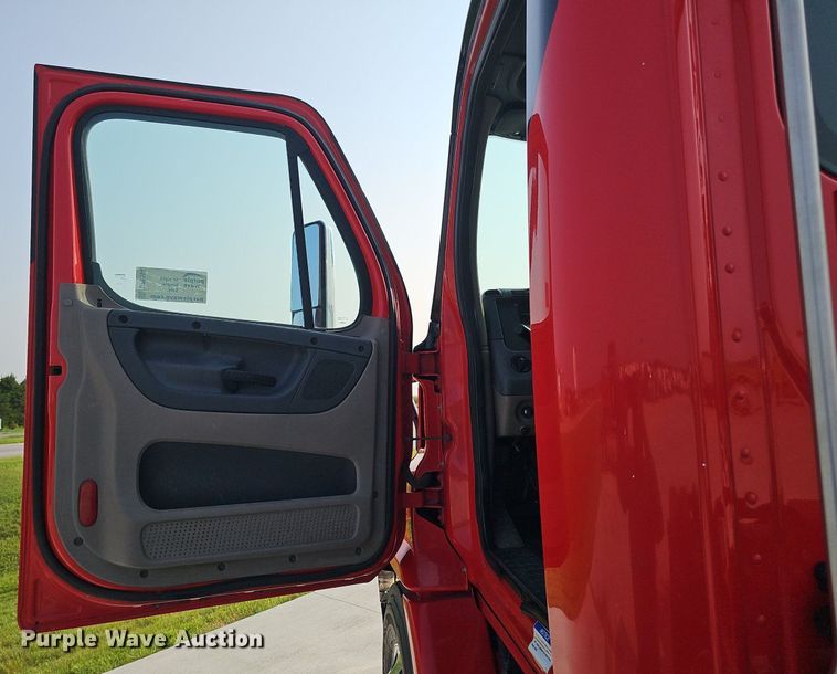 image for item DP6594 2012 Freightliner Cascadia semi truck