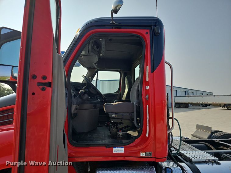 image for item DP6594 2012 Freightliner Cascadia semi truck