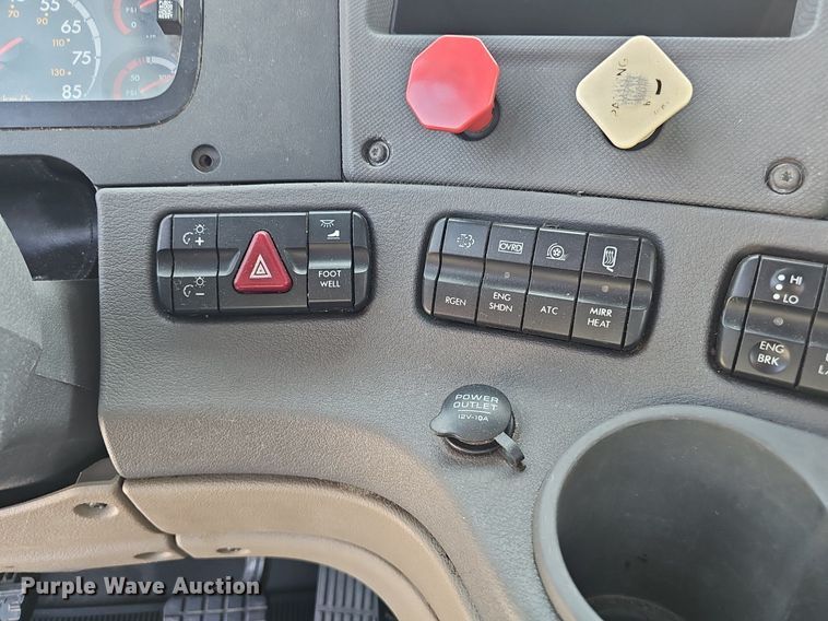 image for item DP6594 2012 Freightliner Cascadia semi truck