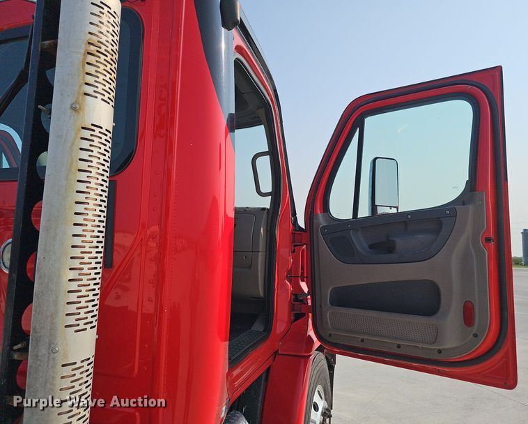 image for item DP6594 2012 Freightliner Cascadia semi truck