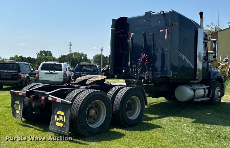 image for item DP8431 2005 Freightliner Columbia semi truck