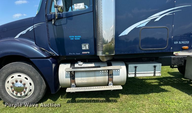 image for item DP8431 2005 Freightliner Columbia semi truck