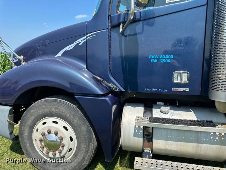 image for item DP8431 2005 Freightliner Columbia semi truck