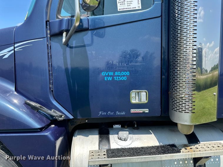 image for item DP8431 2005 Freightliner Columbia semi truck