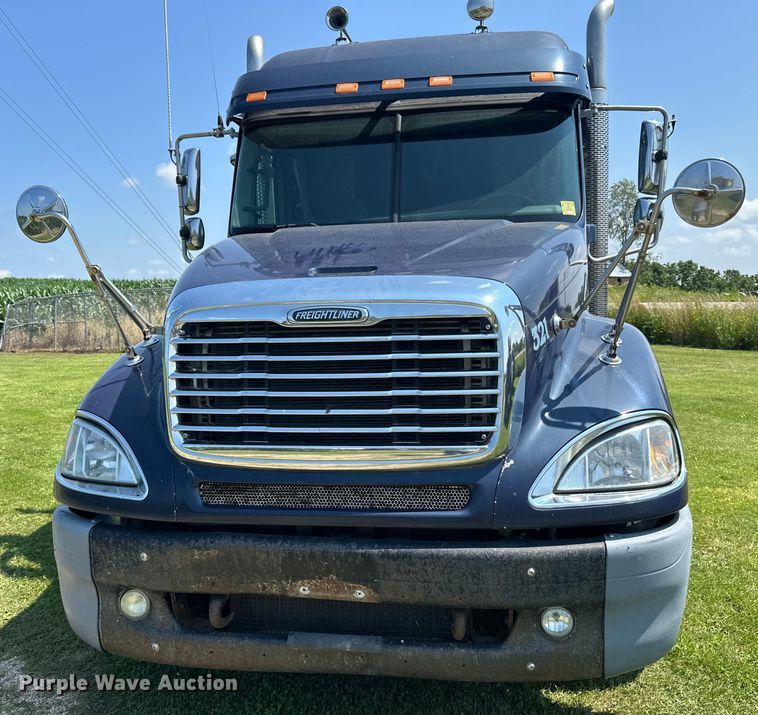 image for item DP8431 2005 Freightliner Columbia semi truck