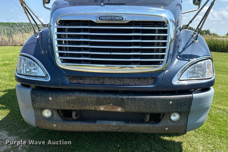 image for item DP8431 2005 Freightliner Columbia semi truck