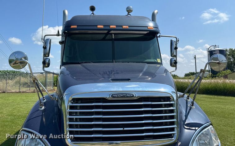 image for item DP8431 2005 Freightliner Columbia semi truck
