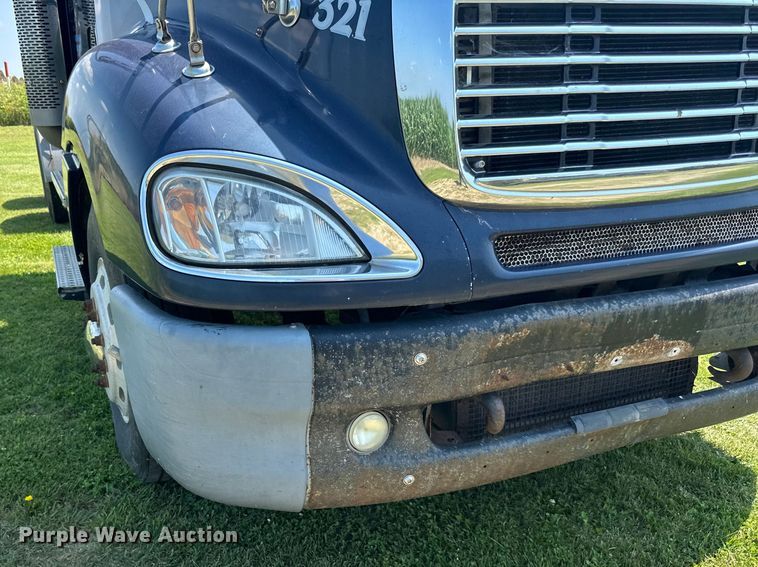 image for item DP8431 2005 Freightliner Columbia semi truck