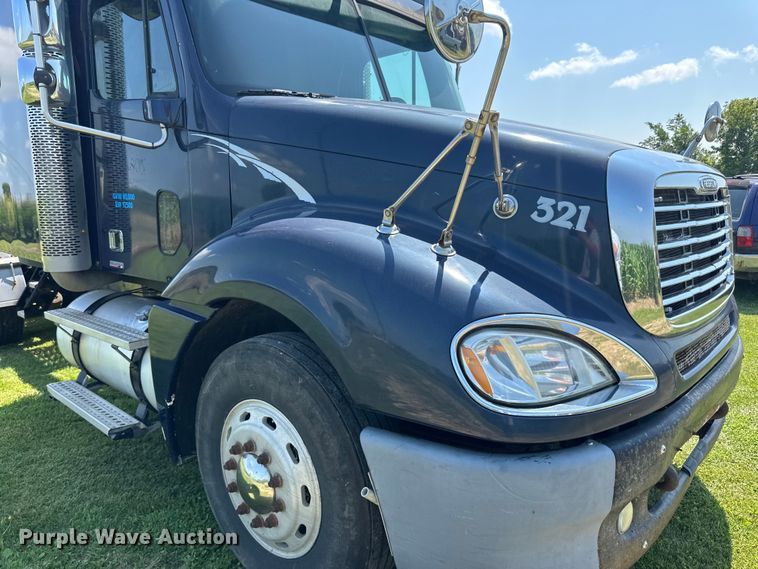 image for item DP8431 2005 Freightliner Columbia semi truck