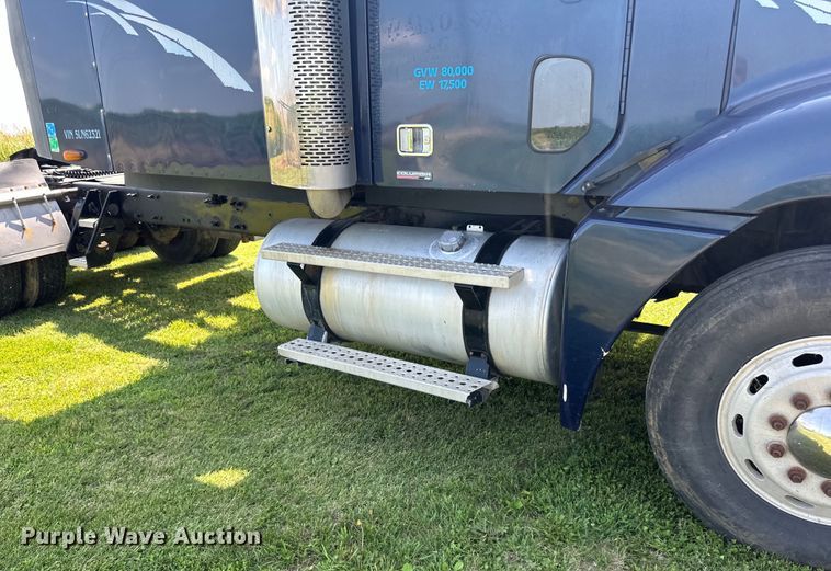 image for item DP8431 2005 Freightliner Columbia semi truck