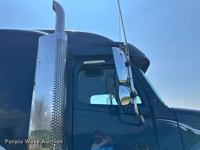 image for item DP8431 2005 Freightliner Columbia semi truck