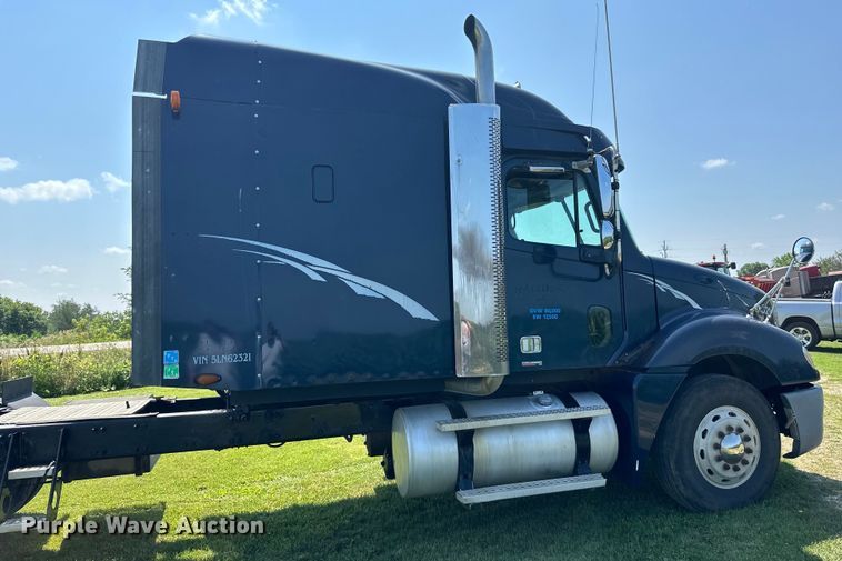 image for item DP8431 2005 Freightliner Columbia semi truck