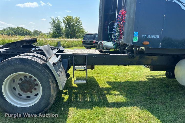 image for item DP8431 2005 Freightliner Columbia semi truck