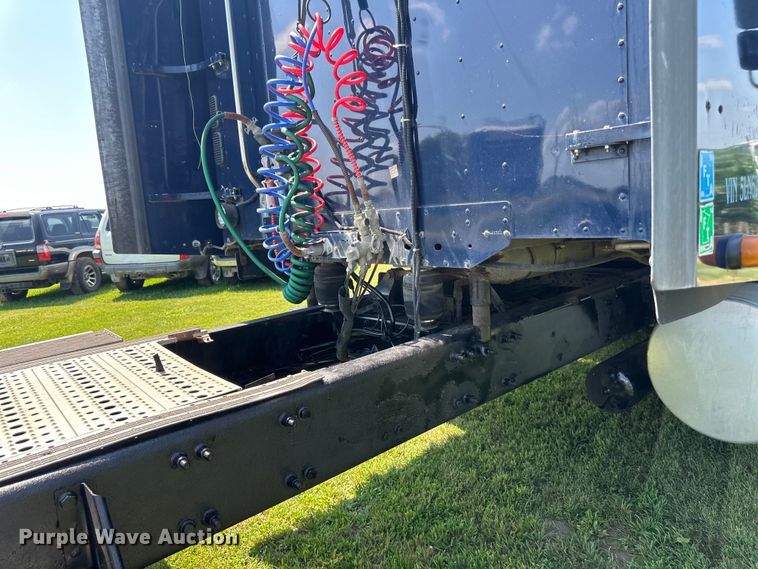 image for item DP8431 2005 Freightliner Columbia semi truck