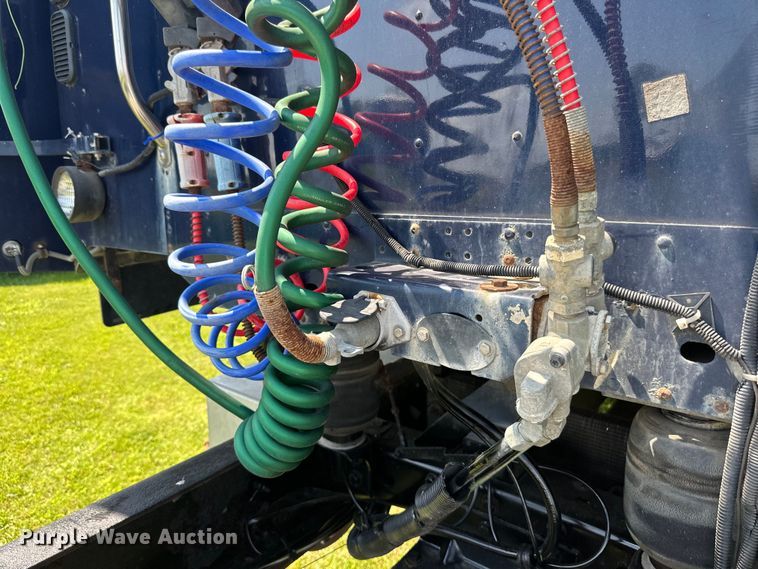 image for item DP8431 2005 Freightliner Columbia semi truck