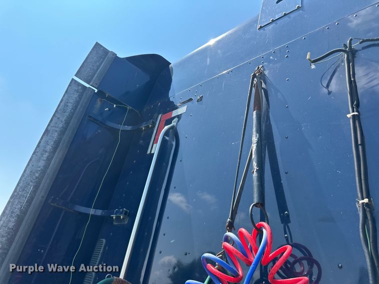 image for item DP8431 2005 Freightliner Columbia semi truck