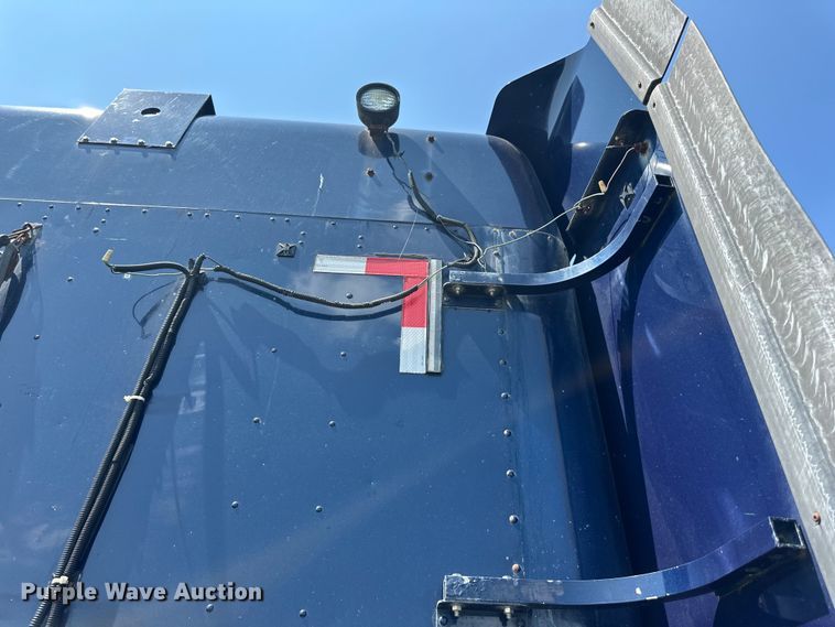 image for item DP8431 2005 Freightliner Columbia semi truck