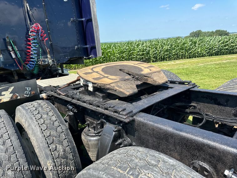 image for item DP8431 2005 Freightliner Columbia semi truck