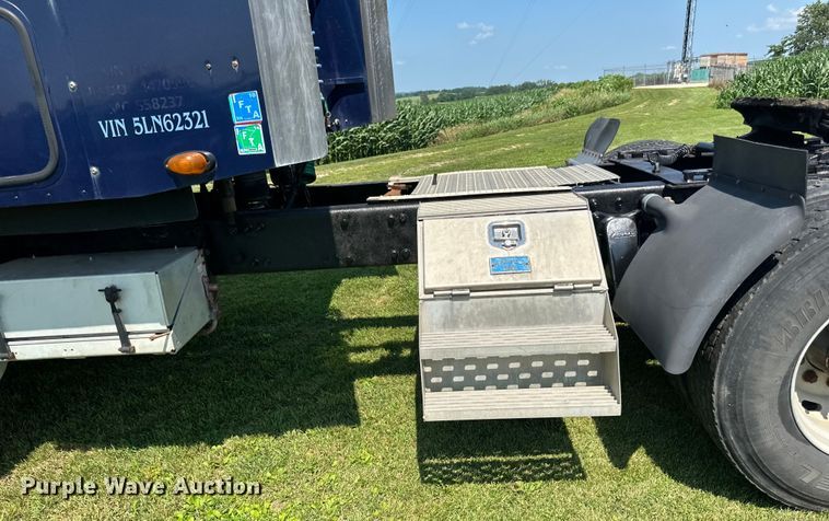 image for item DP8431 2005 Freightliner Columbia semi truck