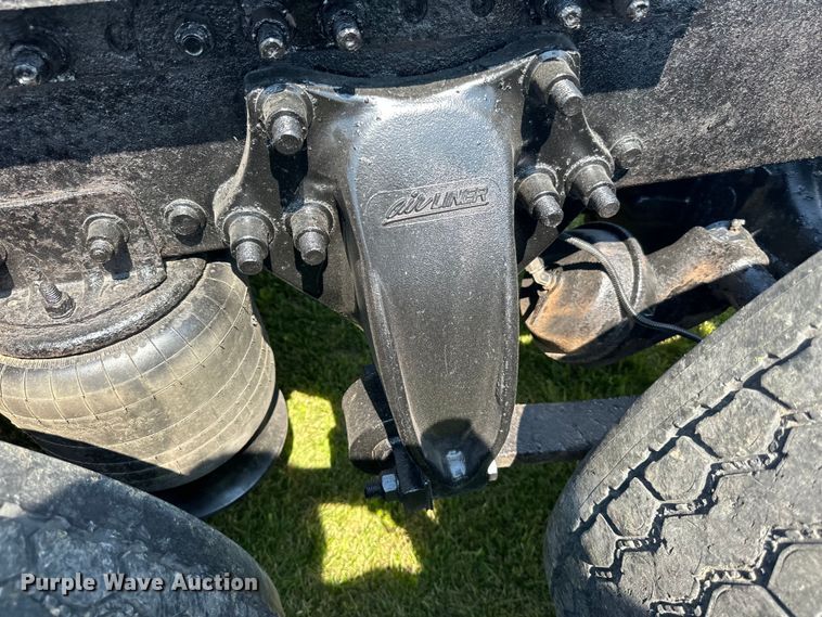 image for item DP8431 2005 Freightliner Columbia semi truck