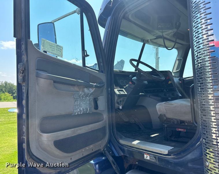 image for item DP8431 2005 Freightliner Columbia semi truck