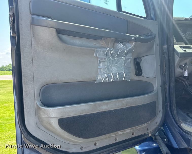 image for item DP8431 2005 Freightliner Columbia semi truck