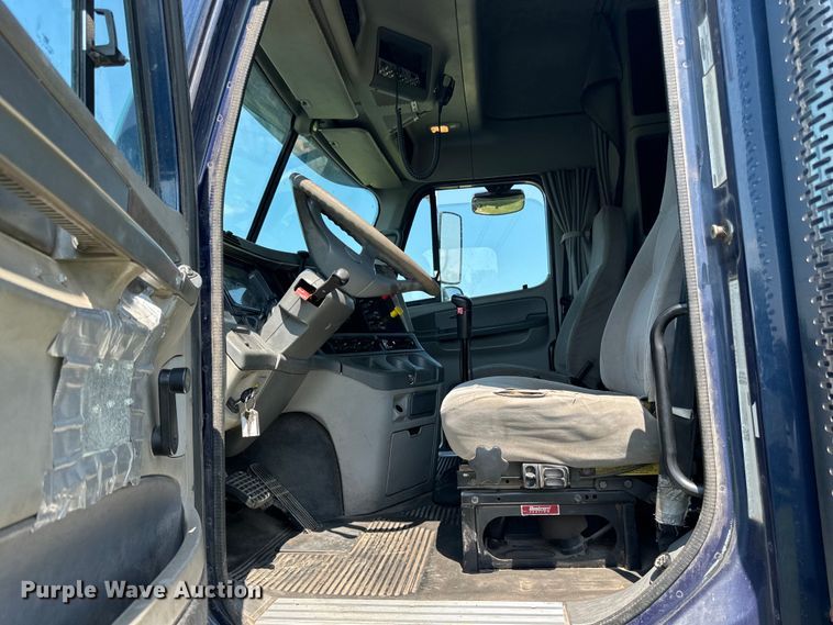 image for item DP8431 2005 Freightliner Columbia semi truck