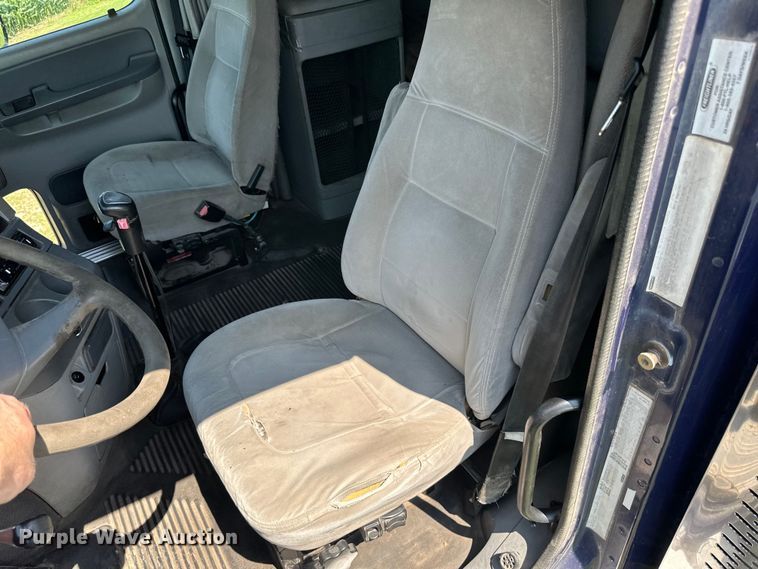 image for item DP8431 2005 Freightliner Columbia semi truck