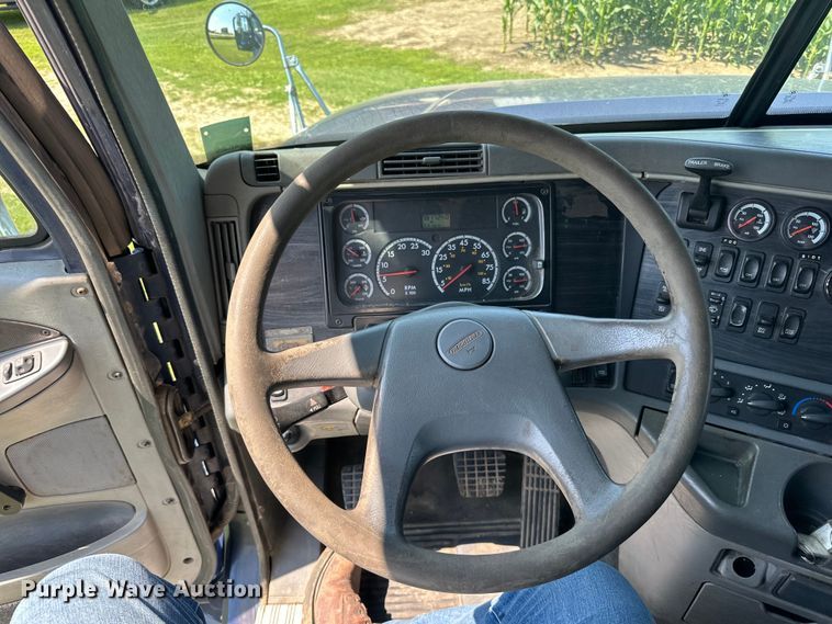 image for item DP8431 2005 Freightliner Columbia semi truck