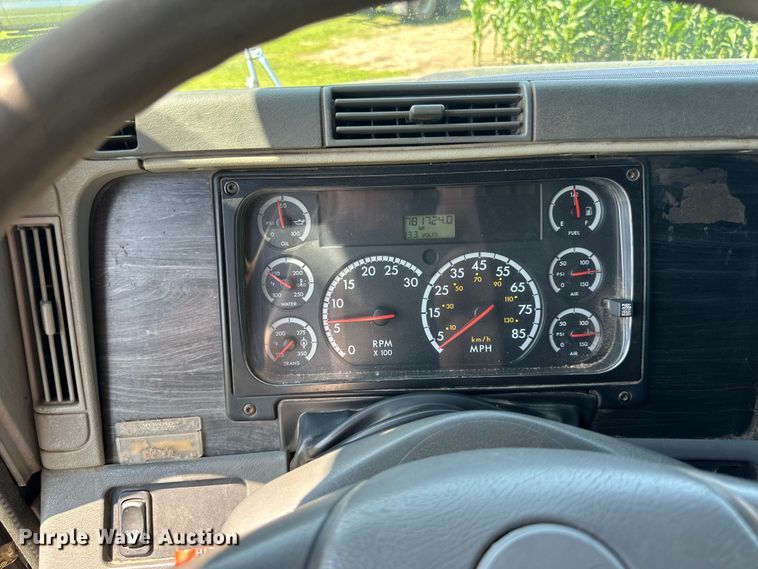 image for item DP8431 2005 Freightliner Columbia semi truck