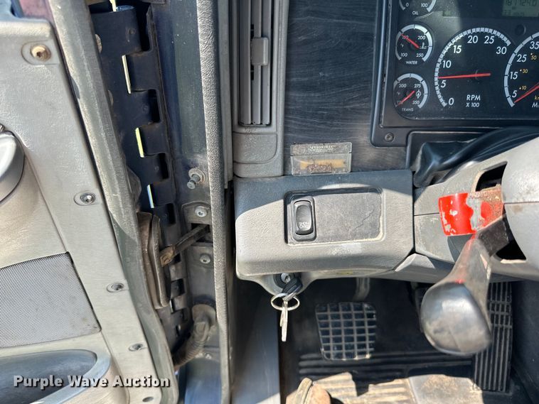 image for item DP8431 2005 Freightliner Columbia semi truck