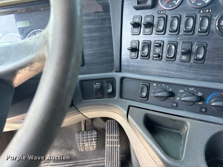 image for item DP8431 2005 Freightliner Columbia semi truck