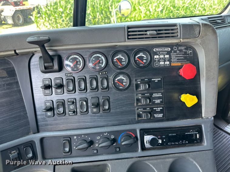 image for item DP8431 2005 Freightliner Columbia semi truck