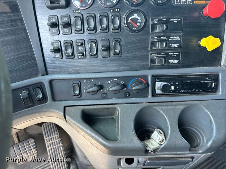 image for item DP8431 2005 Freightliner Columbia semi truck