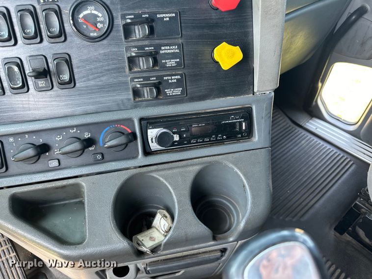 image for item DP8431 2005 Freightliner Columbia semi truck