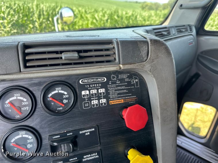 image for item DP8431 2005 Freightliner Columbia semi truck