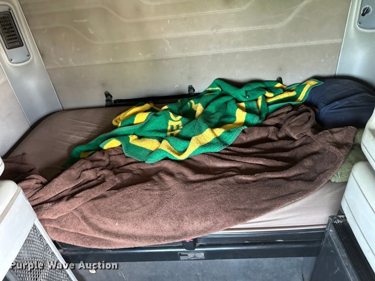 image for item DP8431 2005 Freightliner Columbia semi truck