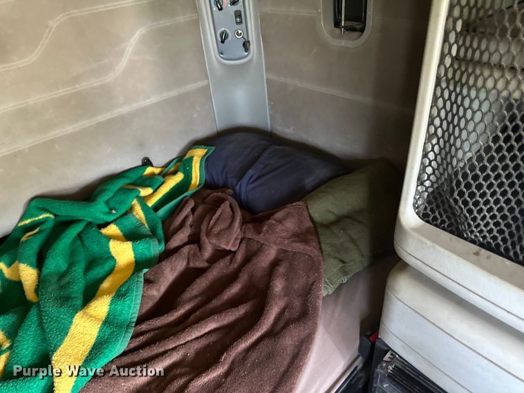 image for item DP8431 2005 Freightliner Columbia semi truck