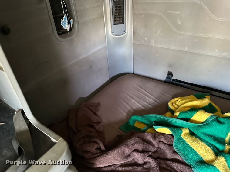 image for item DP8431 2005 Freightliner Columbia semi truck