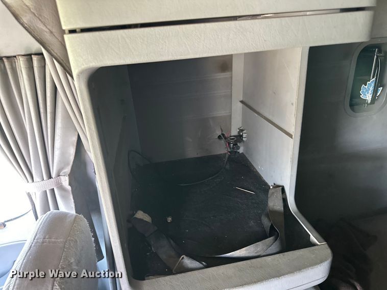 image for item DP8431 2005 Freightliner Columbia semi truck