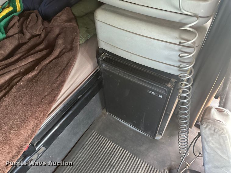 image for item DP8431 2005 Freightliner Columbia semi truck