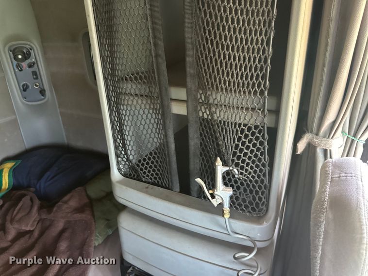 image for item DP8431 2005 Freightliner Columbia semi truck