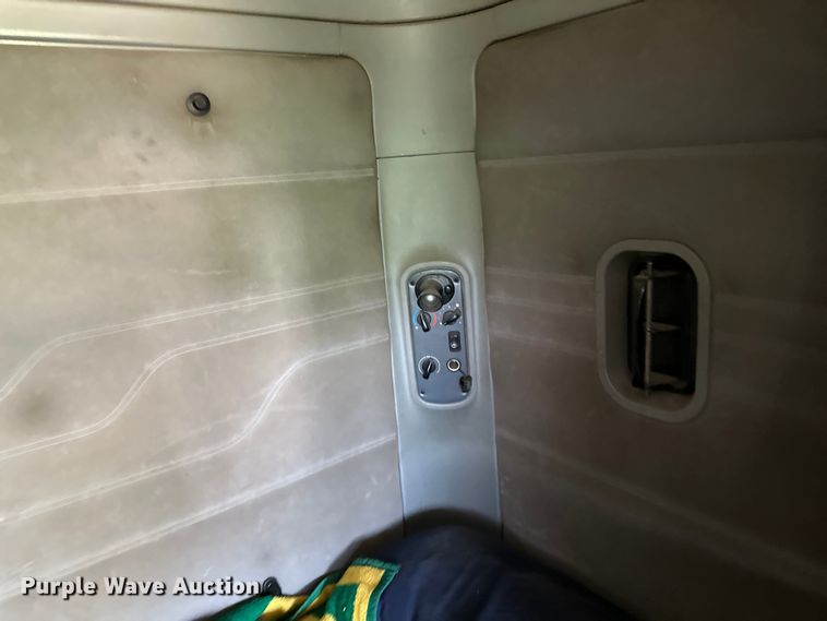 image for item DP8431 2005 Freightliner Columbia semi truck