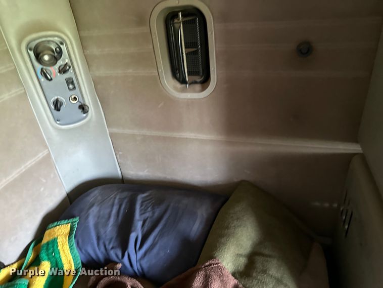 image for item DP8431 2005 Freightliner Columbia semi truck