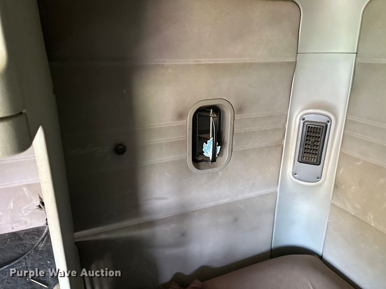 image for item DP8431 2005 Freightliner Columbia semi truck