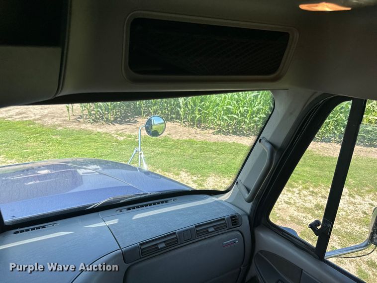 image for item DP8431 2005 Freightliner Columbia semi truck