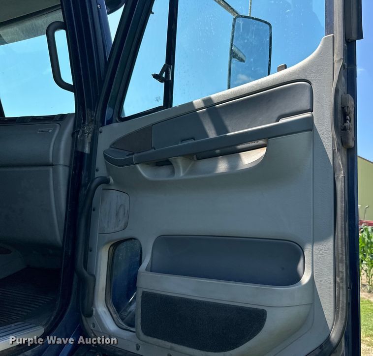 image for item DP8431 2005 Freightliner Columbia semi truck