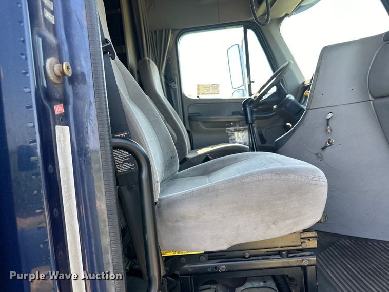 image for item DP8431 2005 Freightliner Columbia semi truck