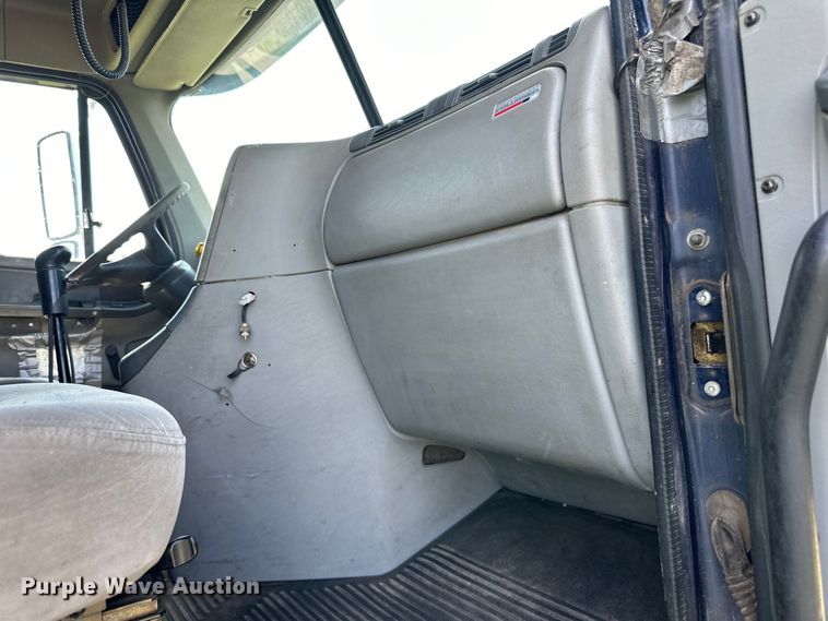 image for item DP8431 2005 Freightliner Columbia semi truck